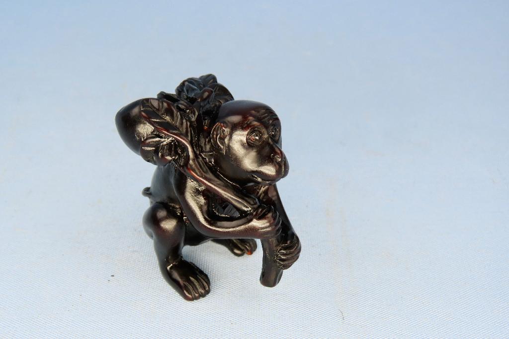 Netsuke buxushout  aap met vruchten - gaaf 4 x 4 cm, Ophalen of Verzenden