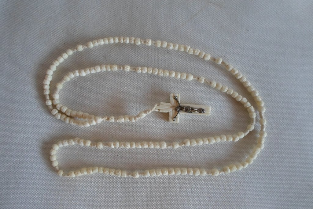 Ketting Been Crucifix, Verzamelen, Ophalen of Verzenden, Zo goed als nieuw, Sieraad, Christendom | Katholiek