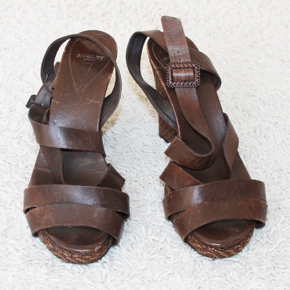 Prachtige Leren Audley London Pumps s19 (Maat 39½) € 65,-, Kleding | Dames, Audley London, Pumps, Bruin, Ophalen of Verzenden