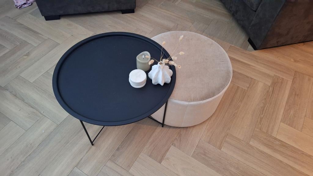 Zwarte ronde salontafel met poef - Gebruikt, Huis en Inrichting, Tafels | Salontafels, Ophalen, Gebruikt, 50 tot 100 cm, Overige materialen