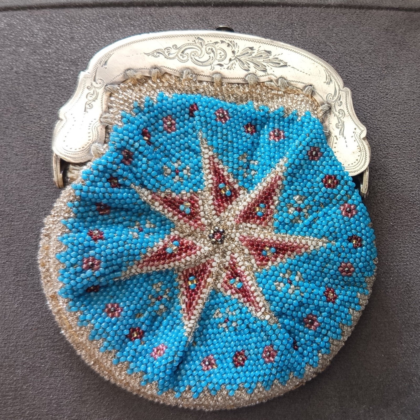 Oud kralenbeursje met zilveren beugel en keurmerken, Ophalen of Verzenden, Zilver