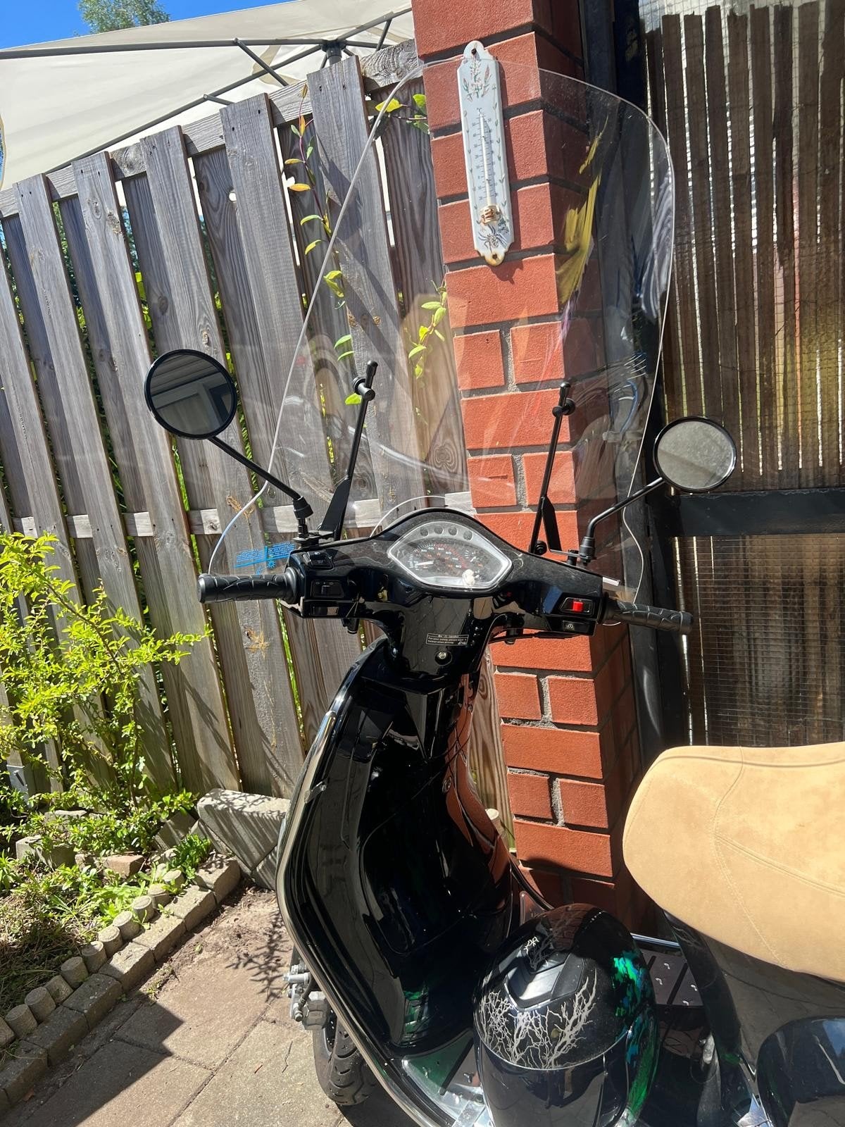 Zwarte Vespa look-a-like scooter met mand en windscherm, Ophalen