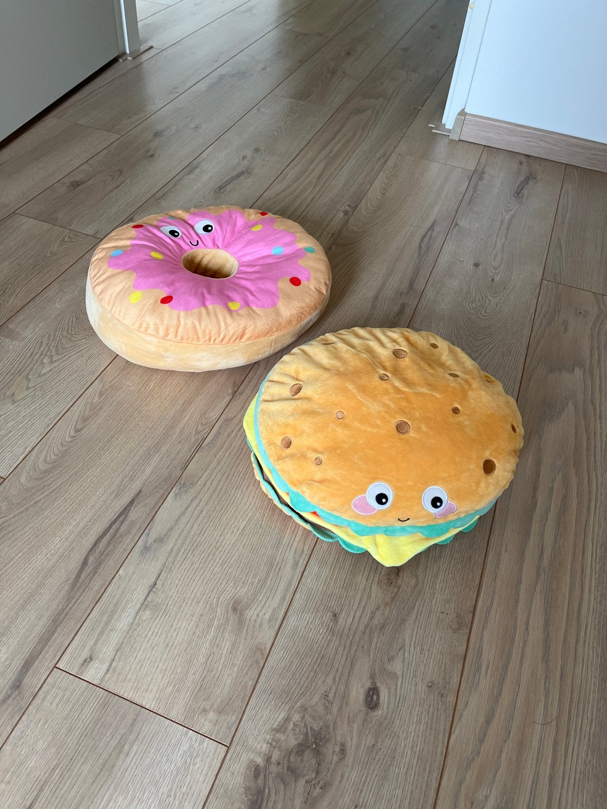 Leuke kussens: donut en hamburger, Ophalen, Zo goed als nieuw, Jongen of Meisje