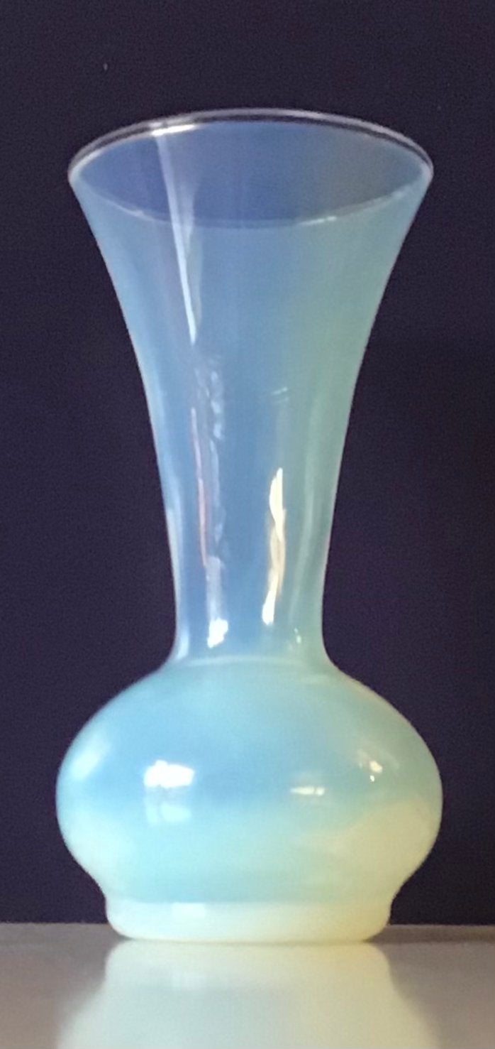 Prachtig oud vaasje van melkglas, Ophalen of Verzenden