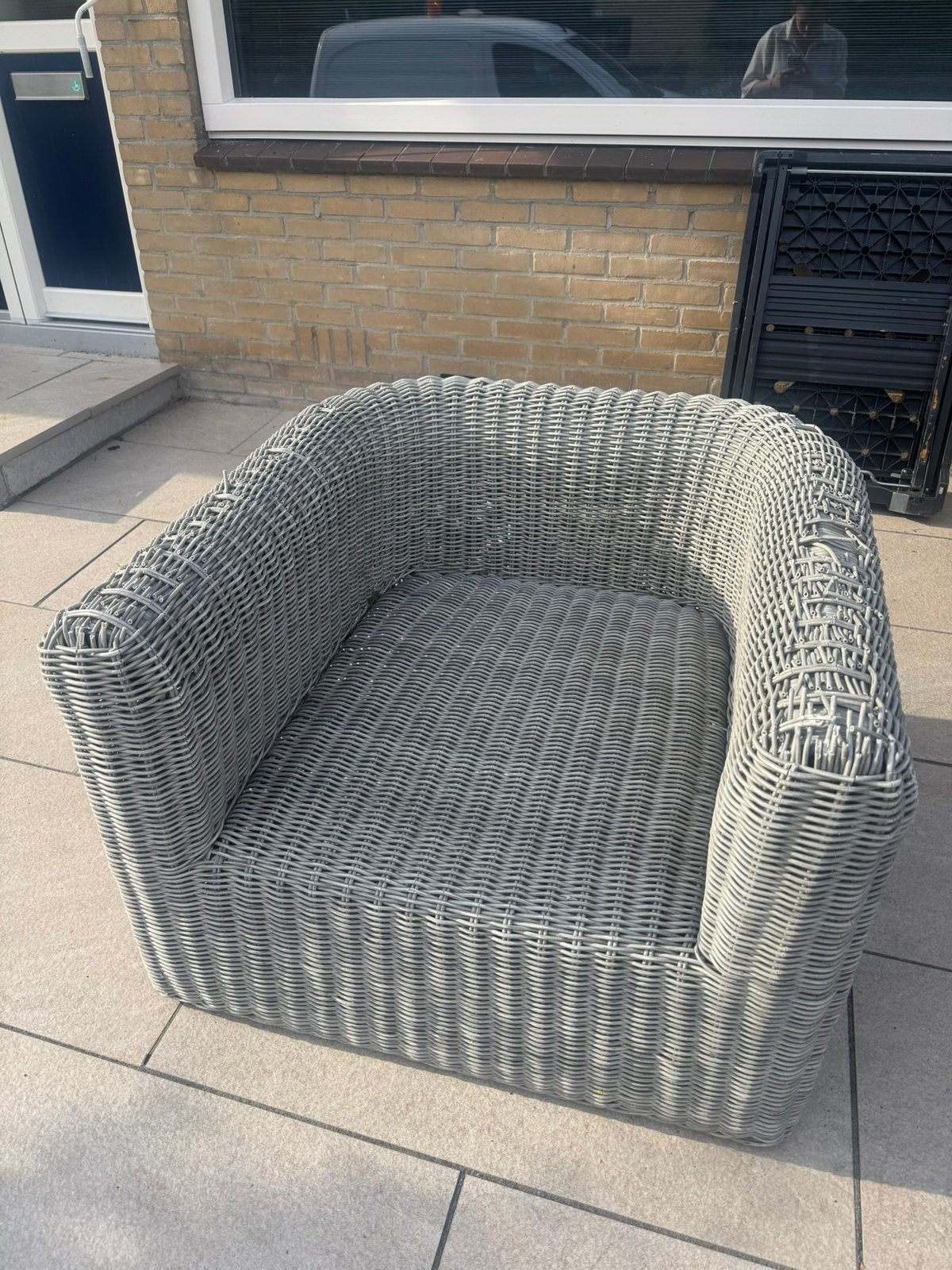 Stevige rieten tuinstoel incl grijs kussen (kapotte leuning), Ophalen, Zo goed als nieuw, Hocker, 2 zitplaatsen