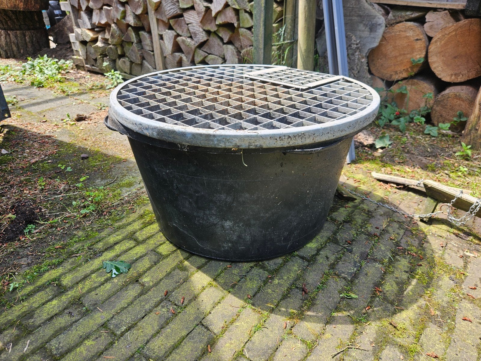Bak met rooster voor waterornament, Ophalen, Gebruikt