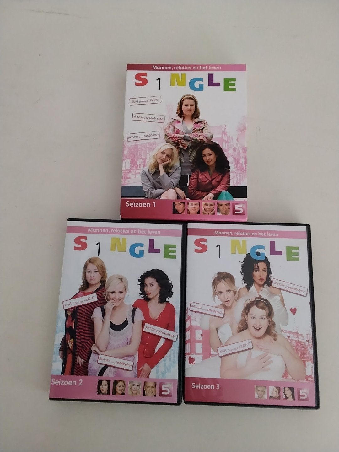 Single seizoen 1 + 2 + 3 Nederlandse tv-serie, Alle leeftijden, Seizoen 1, Zo goed als nieuw, Komedie