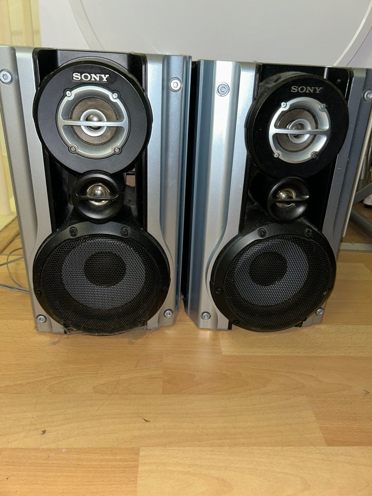 2 sony speakers