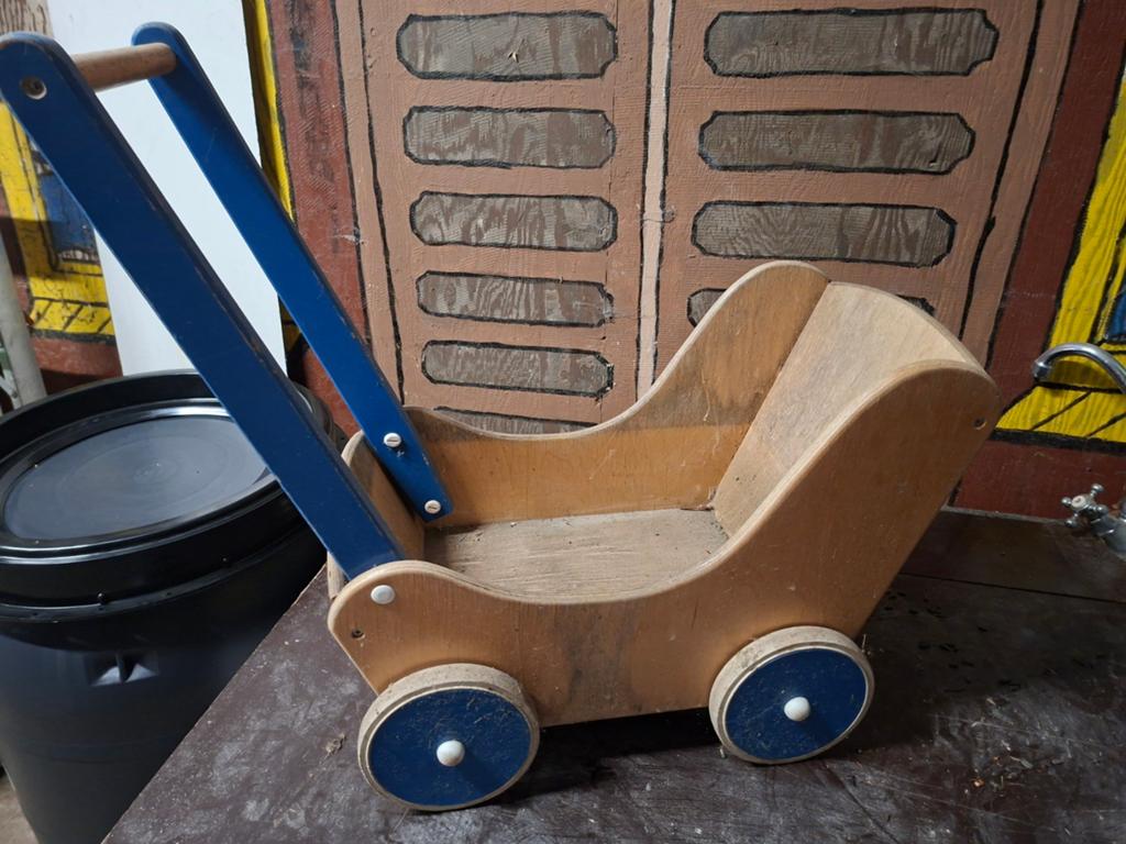 Stevig en degelijk speelgoed poppenwagentje, Ophalen of Verzenden, Gebruikt, Loopfiets