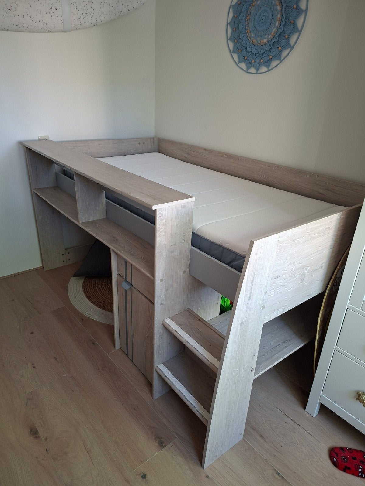 Levi halfhoogslaper + bureau + IKEA Vesteröy matras 90x200, Kinderen en Baby's, Kinderkamer | Stapelbedden en Hoogslapers, Ophalen