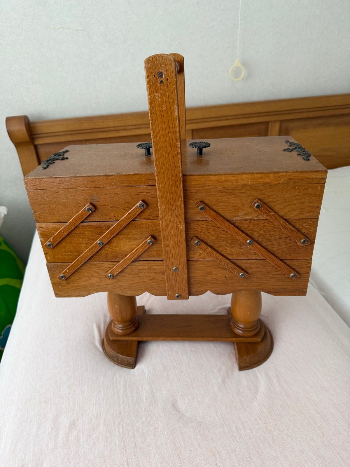 Vintage houten naaidoos op standaard, Ophalen, Gebruikt, Overige typen