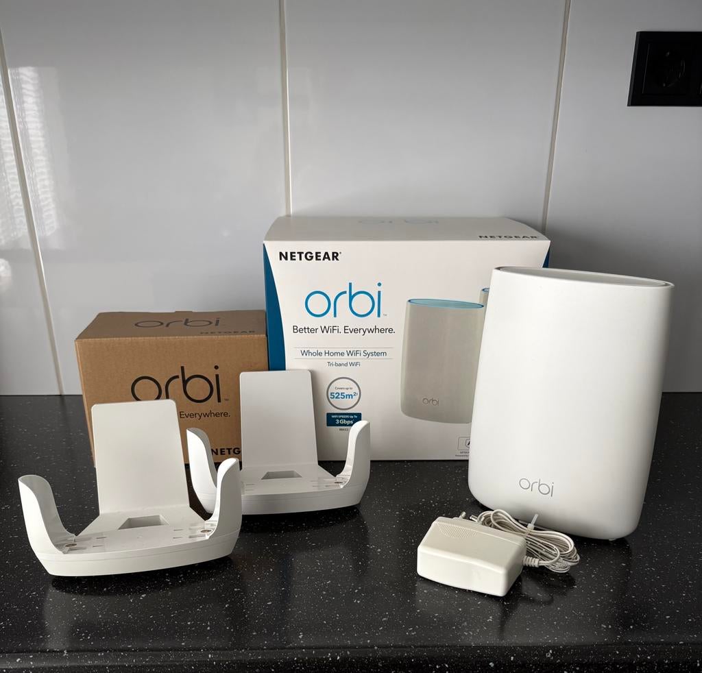 Netgear Orbi RBK53 met extra sateliet en 2 wandhouders, Ophalen, Gebruikt, Router met modem