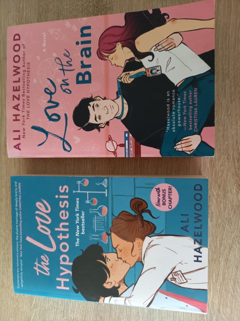 Ali Hazelwood.The Love Hypothesis & Love on the Brai, Ophalen of Verzenden, Zo goed als nieuw, Ali Hazelwood, Amerika