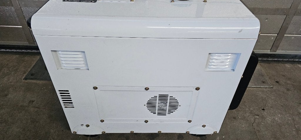 Hyundai 7900 Watt Diesel Generator - Aggregaat 400/230/12 V, Dieselolie, Geluidgedempt, Ophalen of Verzenden, Zo goed als nieuw