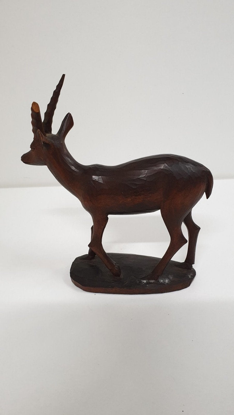 1679)Mooie hand gesneden houten hert in een donker kleur, Ophalen of Verzenden