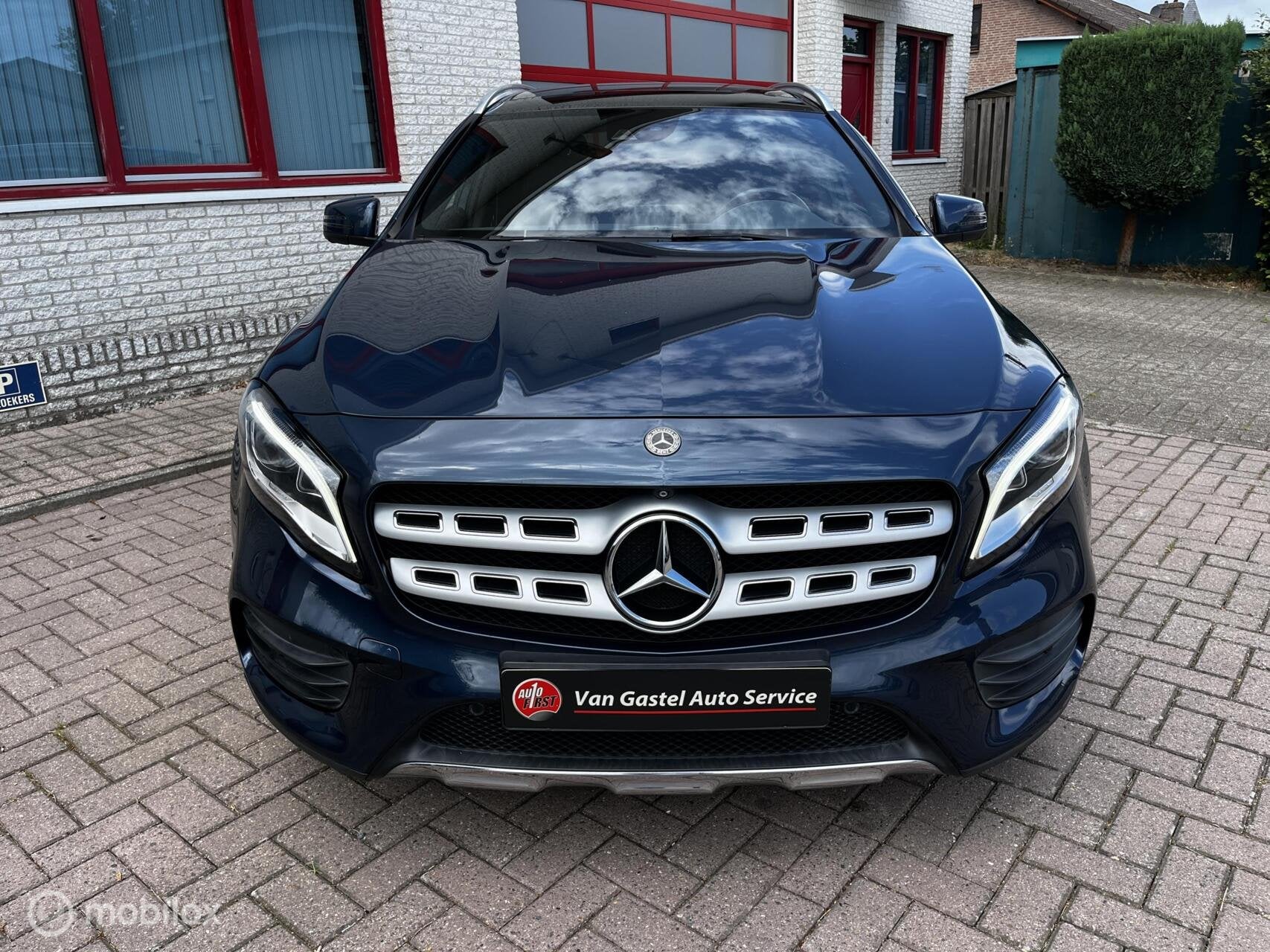 Mercedes GLA-klasse 180 AMG Limited/PANO/LEER/CAMERA/NAVI, Gebruikt, Zwart, 4 cilinders, Blauw