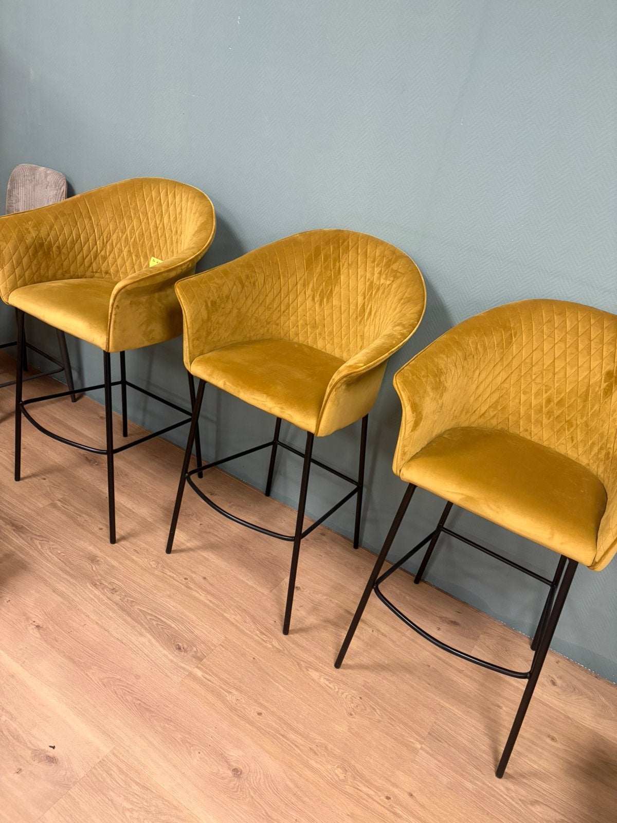 3x Luxe Gele Velvet Barkrukken – Showmodellen –, 5 krukken of meer, Ophalen, Nieuw, 60 tot 90 cm