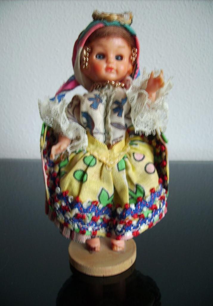 klederdrachtpop 13 cm., Verzamelen, Poppen, Ophalen of Verzenden, Zo goed als nieuw, Pop