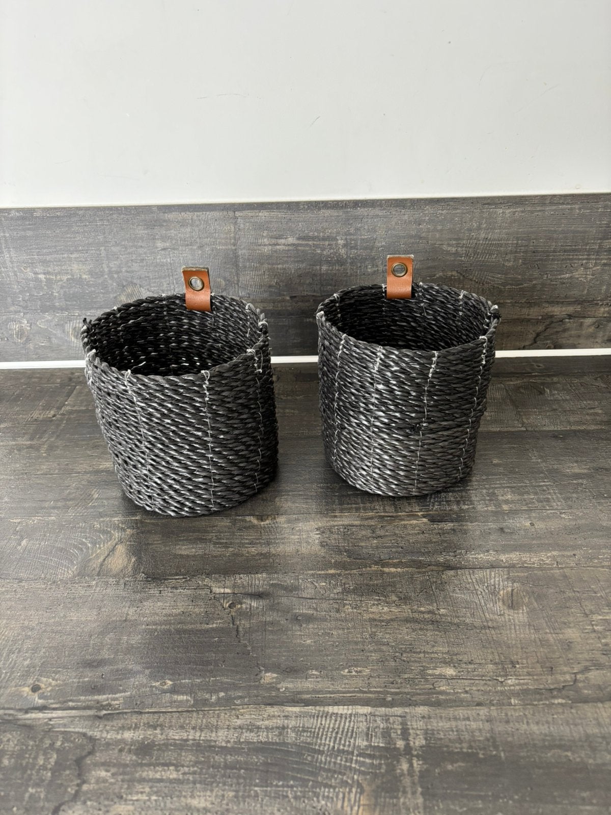 2 leuke antraciet kleurige mandjes met cognac kleurig oog, Geschikt voor wandmontage, Kunststof, Mand, Rond