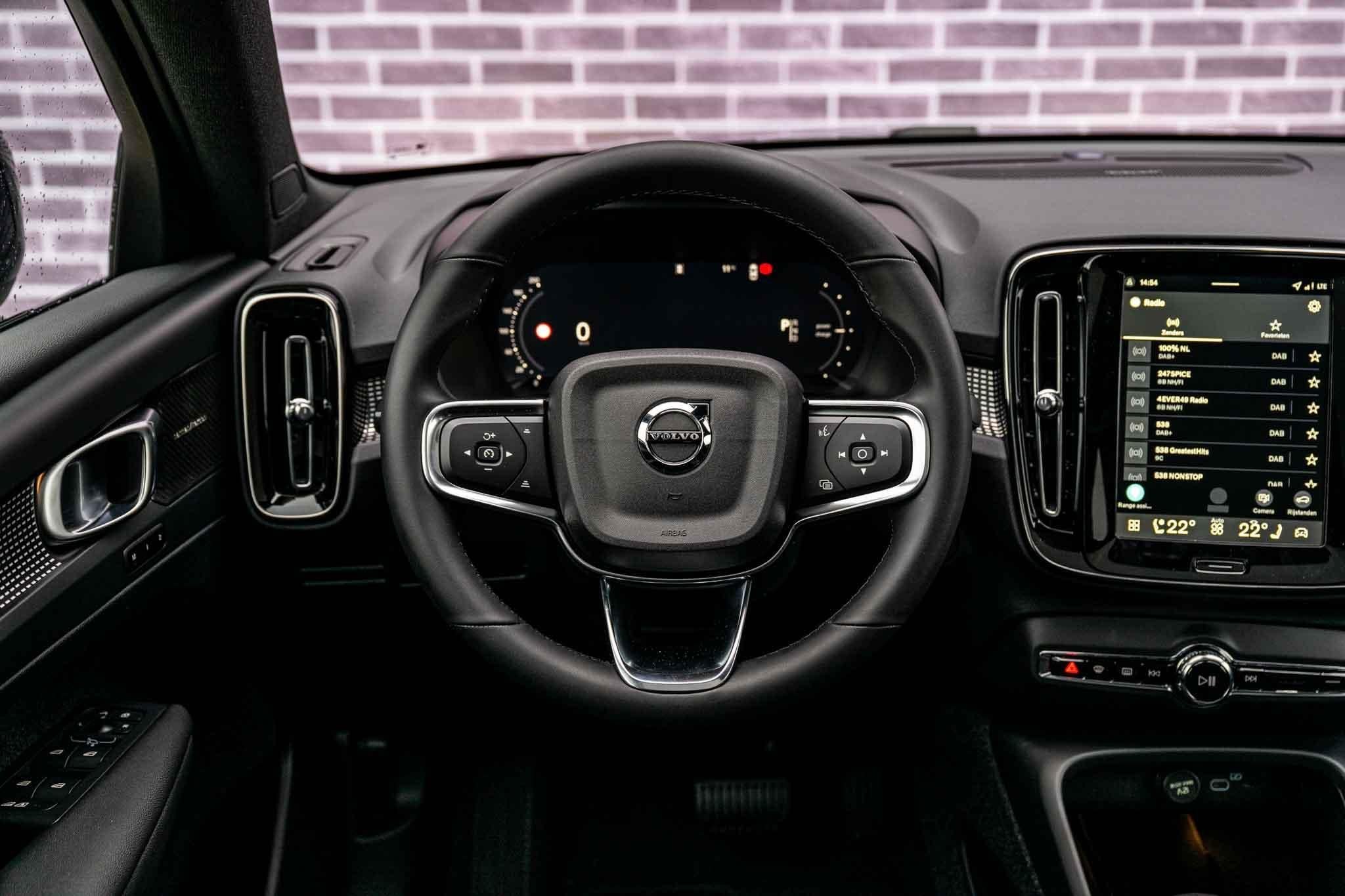 Volvo EC40 Twin Motor Ultra Black Edition Europa 82 kWh | 18, Auto's, Automaat, 12 maanden, 82 kWh, Zwart