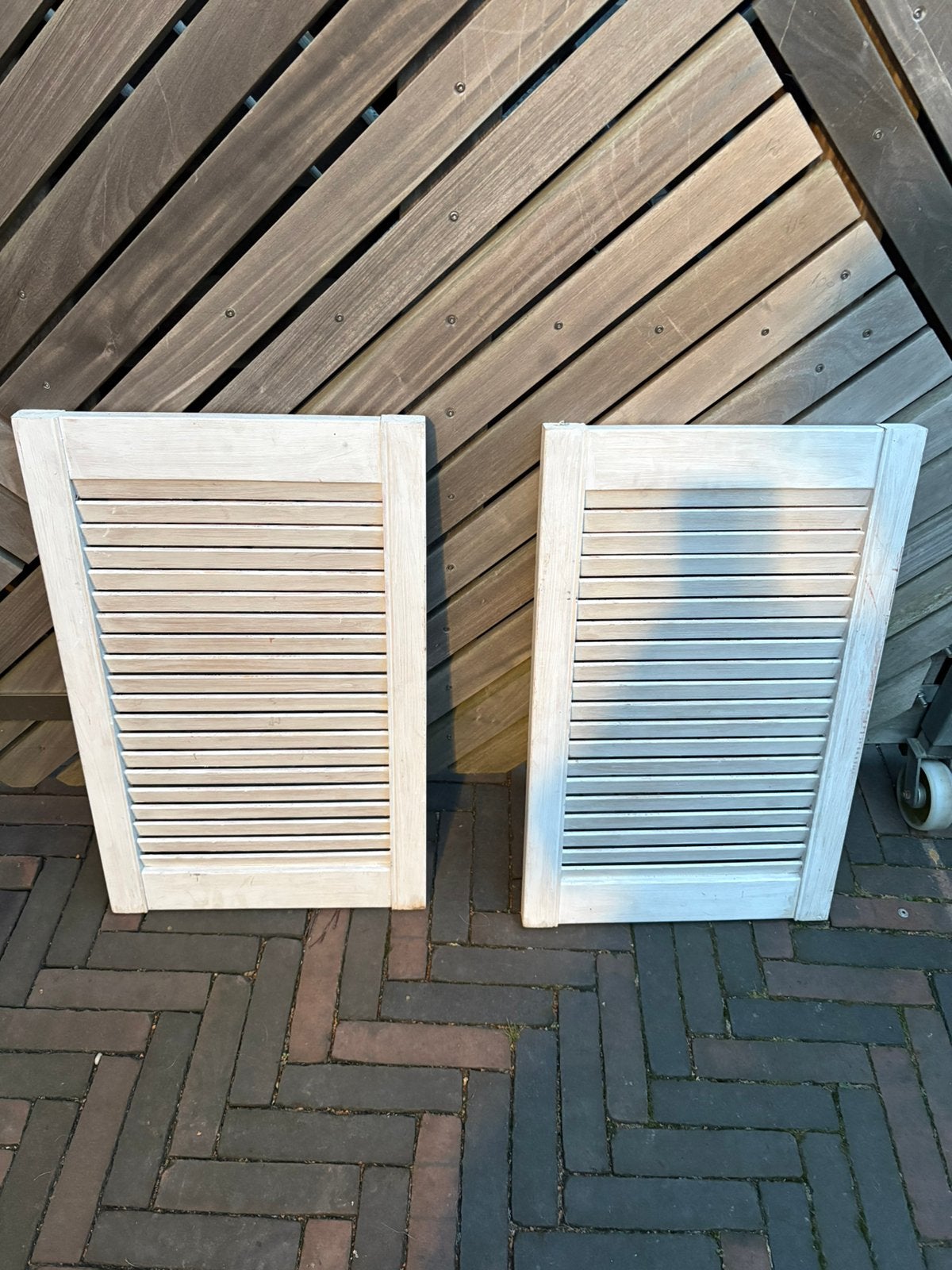 2 witte houten louvreluiken 63x39, Ophalen of Verzenden