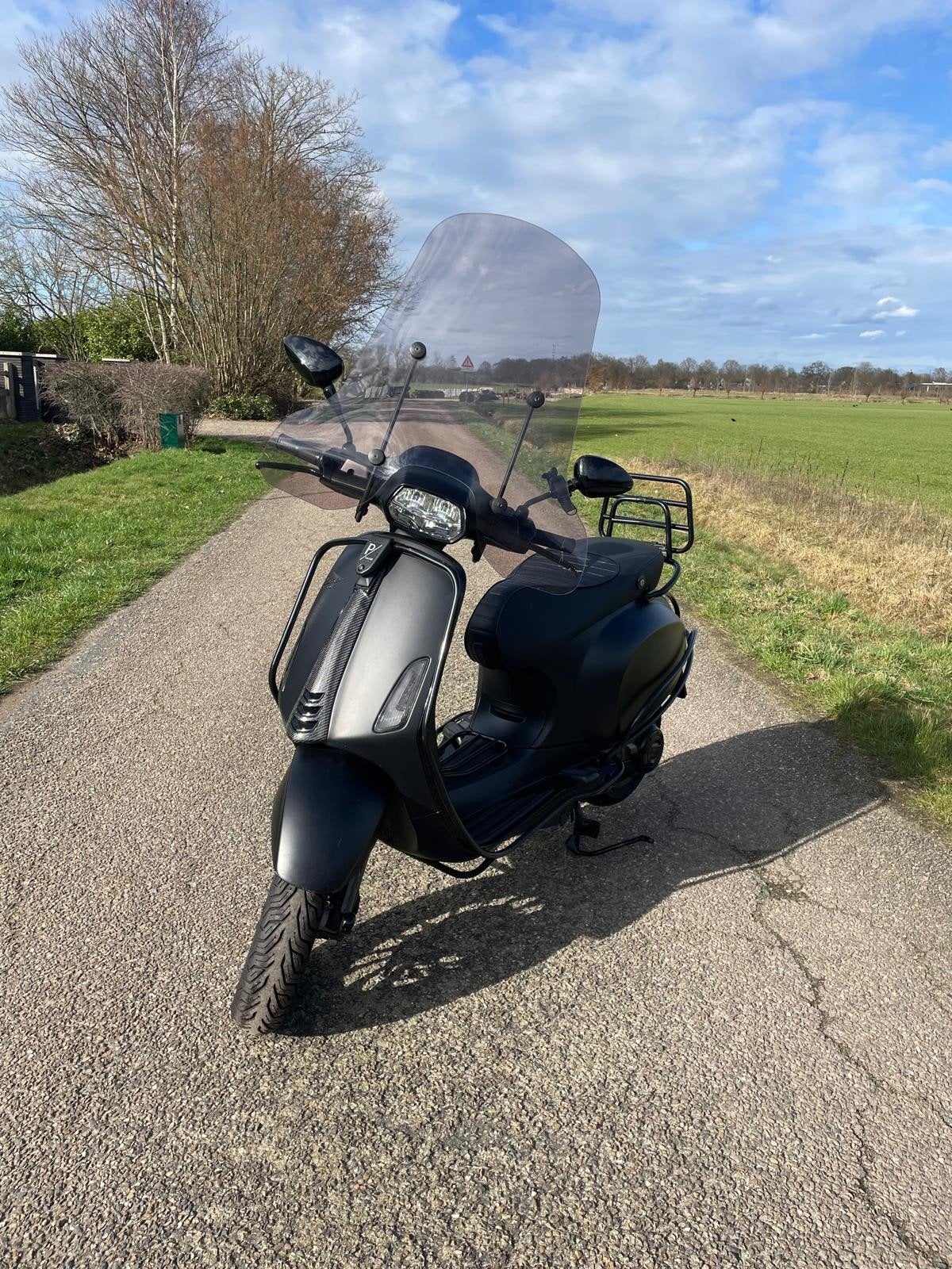 Vespa sprint Notte mat zwart, Fietsen en Brommers, Scooters | Piaggio, Ophalen, Zo goed als nieuw, Benzine, Zip