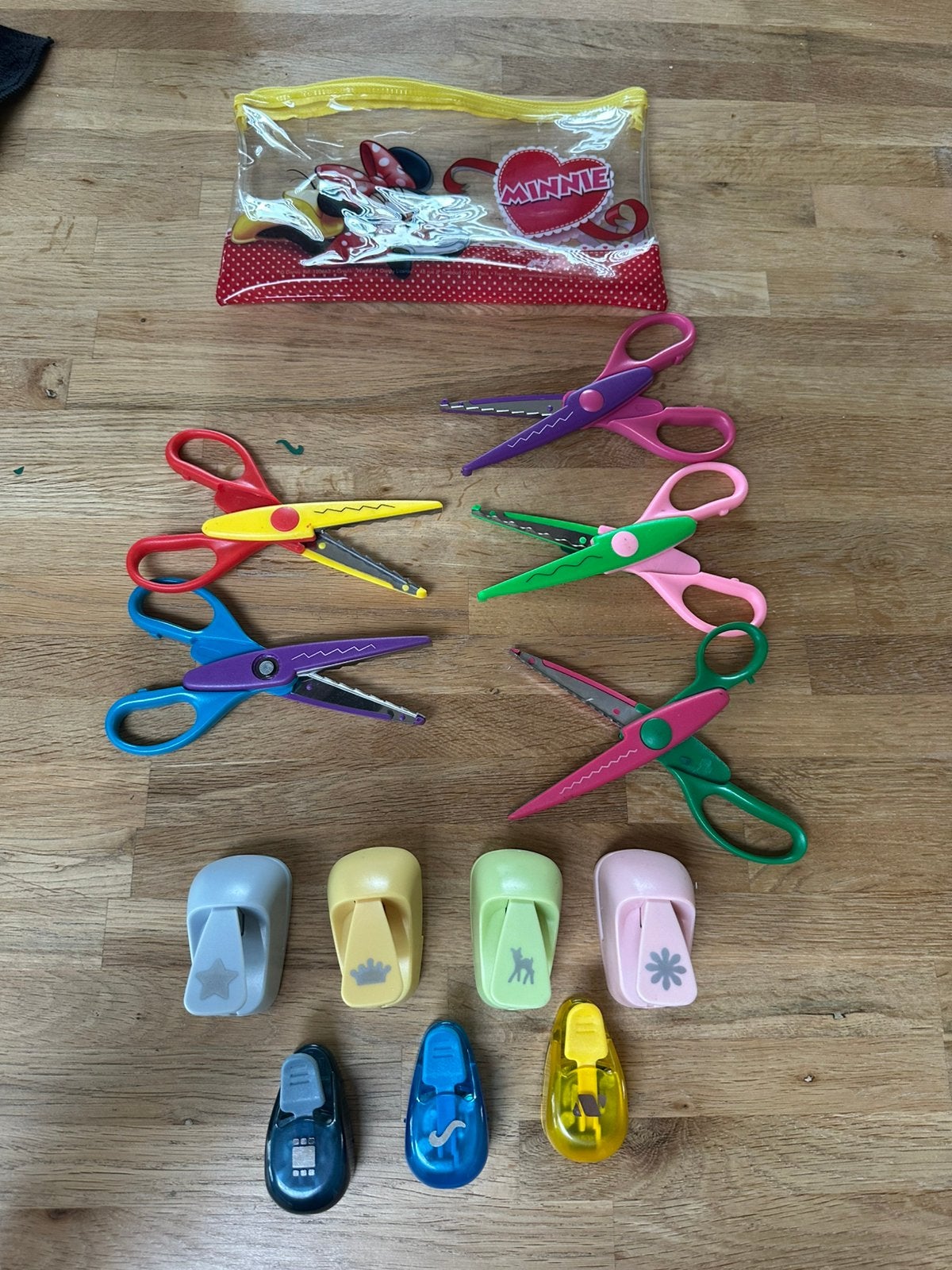 7 stansen, 5 kartel scharen en een etui., Ophalen, Gebruikt