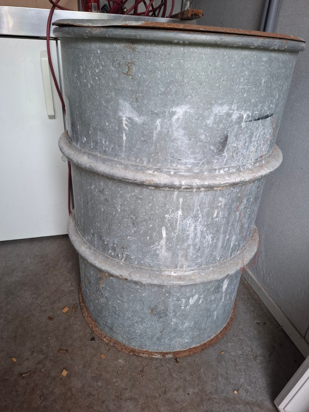 Grote metalen ton/vat - gegalvaniseerd, Ophalen