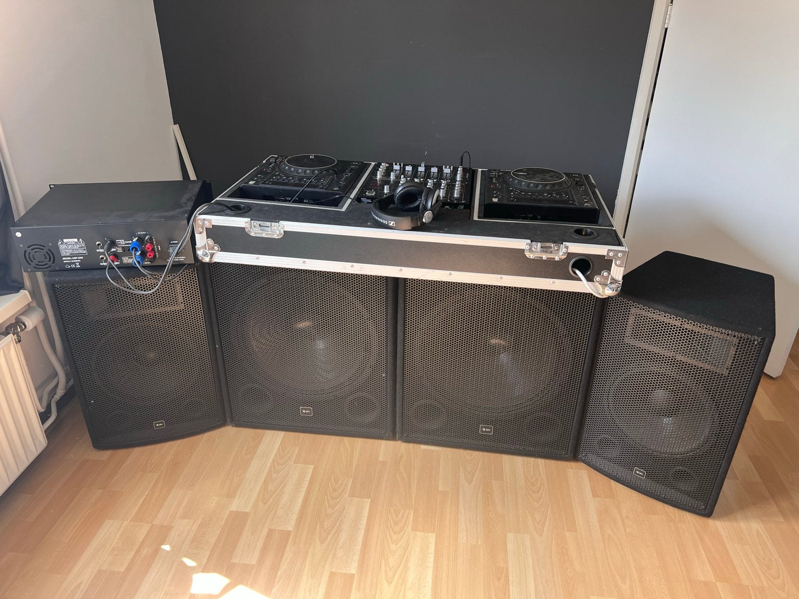 Complete DJ Set: Reloop Draaitafels, Mixer, Versterker & Spe