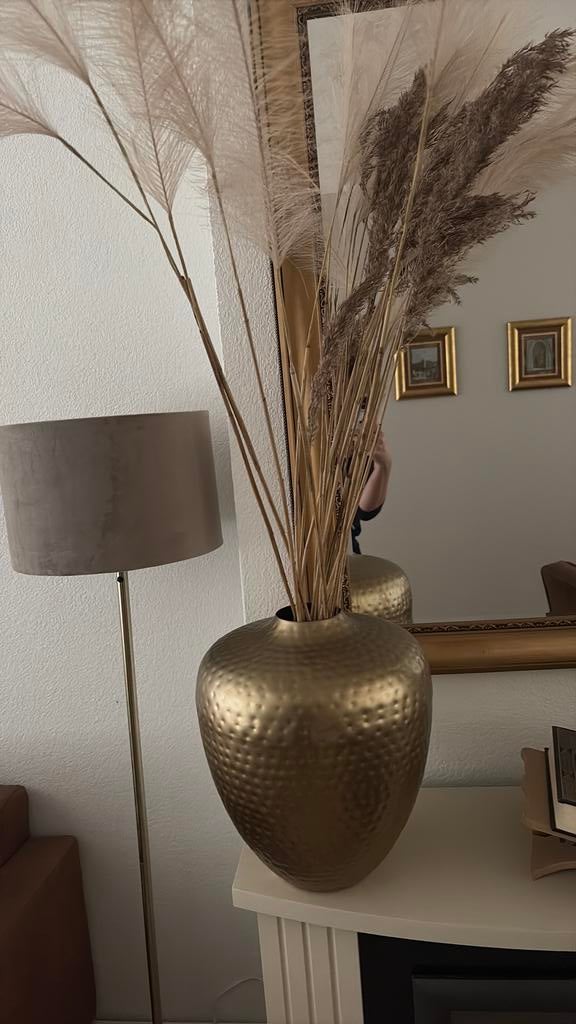 Gouden vaas met pampas pluimen, Huis en Inrichting, Woonaccessoires | Vazen, Overige materialen, Overige kleuren, 50 tot 75 cm