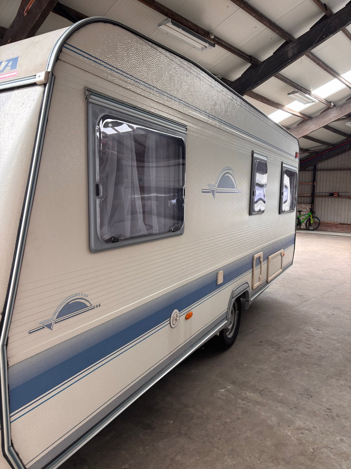 Adria Caravan met Rondzit en Aparte Bedden, Rondzit, Particulier, Adria, 5 tot 6 meter