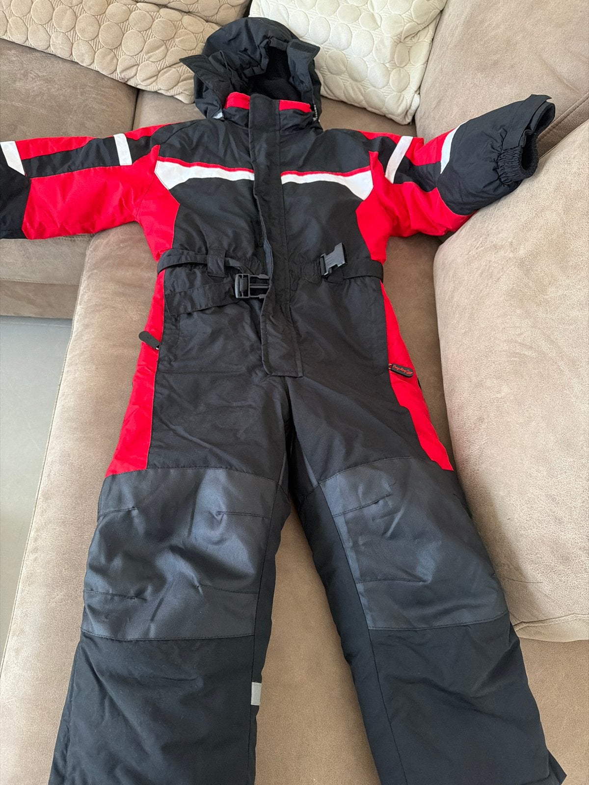 Kinder skipak/winterpak - Rood/Zwart Maat 122, Ophalen, Zo goed als nieuw, Maat 34 (XS) of kleiner, Overige typen