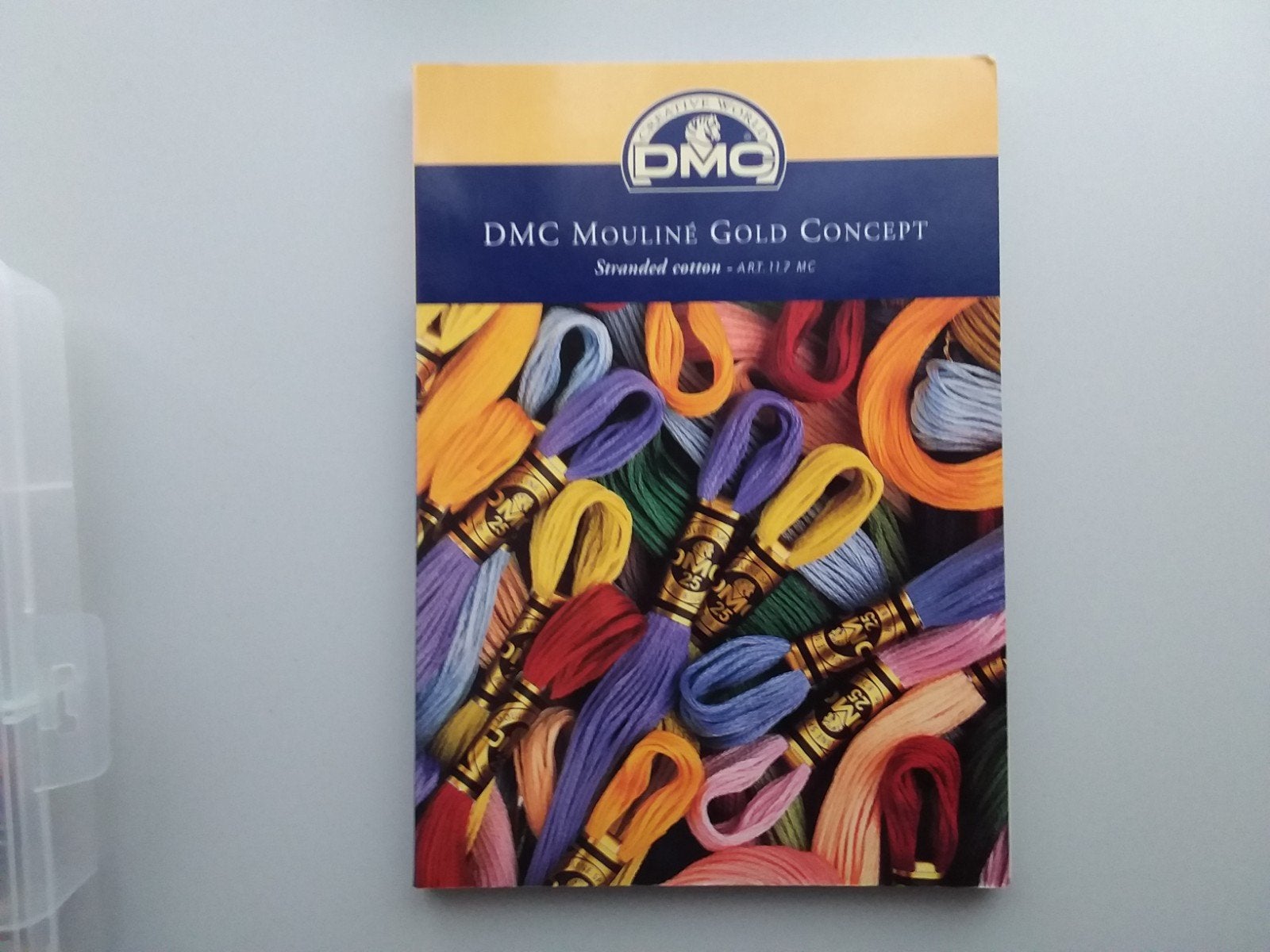 DMC borduurgaren kleurenboek, Hobby en Vrije tijd, Ophalen of Verzenden, Borduurgaren of Zijde