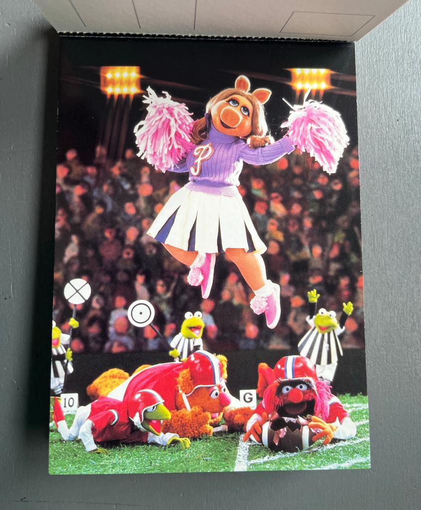 Vintage Ansichtkaart Muppets Miss Piggy Cheerleader 1993, Ophalen of Verzenden, 1980 tot heden, Sterren en Beroemdheden