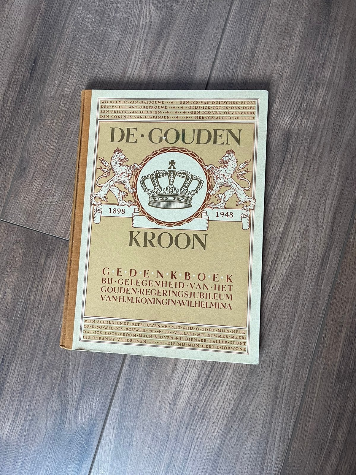 De Gouden Kroon 1898-1948 – Koningin Wilhelmina – Gedenkboek, Verzamelen, Koninklijk Huis en Royalty, Ophalen of Verzenden, Gebruikt
