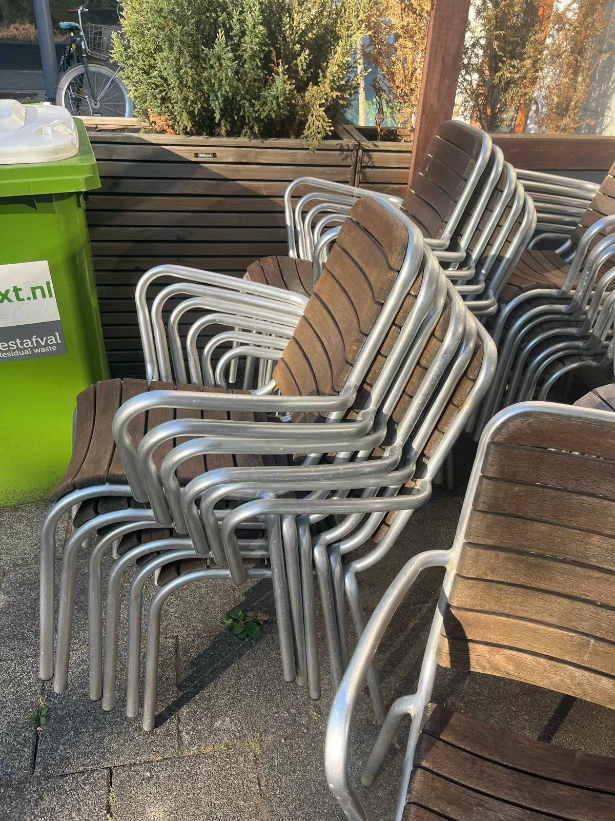 24 Terrasstoelen hout/aluminium en 2 houten banken (330cm), Zakelijke goederen, Horeca | Meubilair en Inrichting, Ophalen of Verzenden