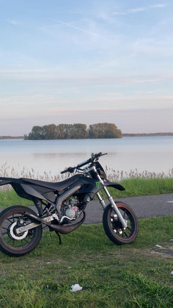 Derbi senda drd 2016 ook te ruil, Fietsen en Brommers, Brommers | Derbi, Ophalen, 6 versnellingen, Maximaal 45 km/u, Zo goed als nieuw
