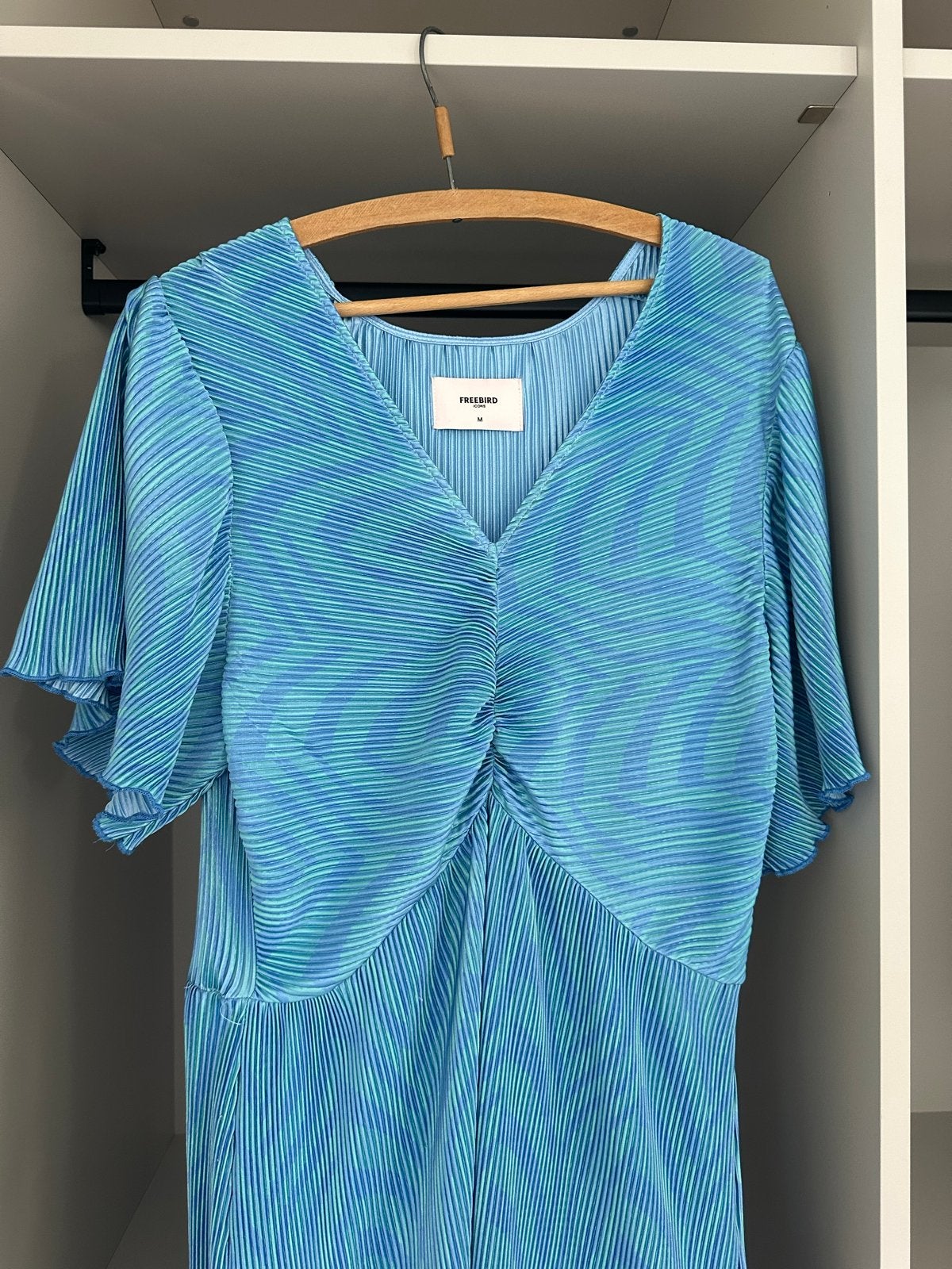 Freebird plissé jurk met V-hals en korte mouwen, Kleding | Dames, Jurken, Maat 38/40 (M), Blauw, Ophalen of Verzenden, Zo goed als nieuw