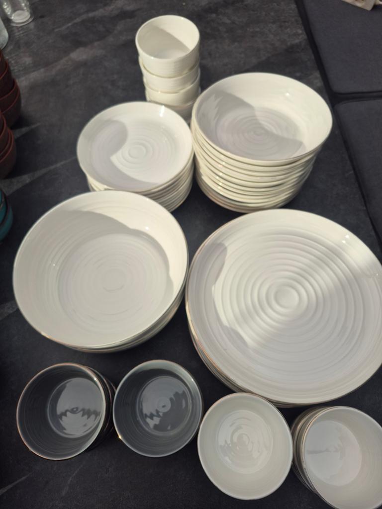 Wit servies met gouden rand - Borden, kommen en schalen, Huis en Inrichting, Keuken | Servies, Bord(en), Overige stijlen, Porselein