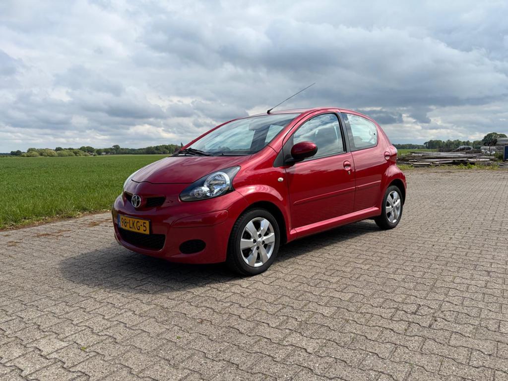 Toyota Aygo 1.0 12V Vvt-i 5DRS 2010 Rood, Auto's, Voorwielaandrijving, 4 stoelen, 68 pk, Origineel Nederlands