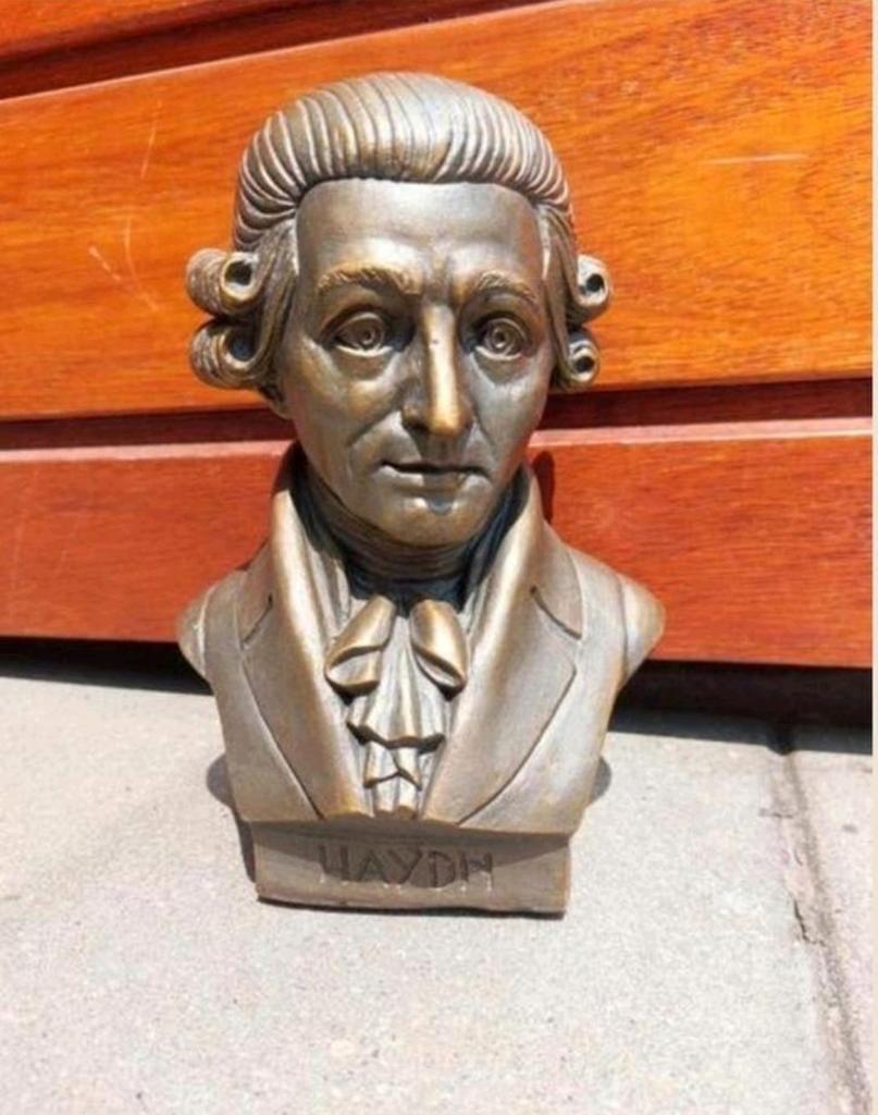 Buste van componist haydn

Zware vermoedelijk paridur, Ophalen of Verzenden, Buste