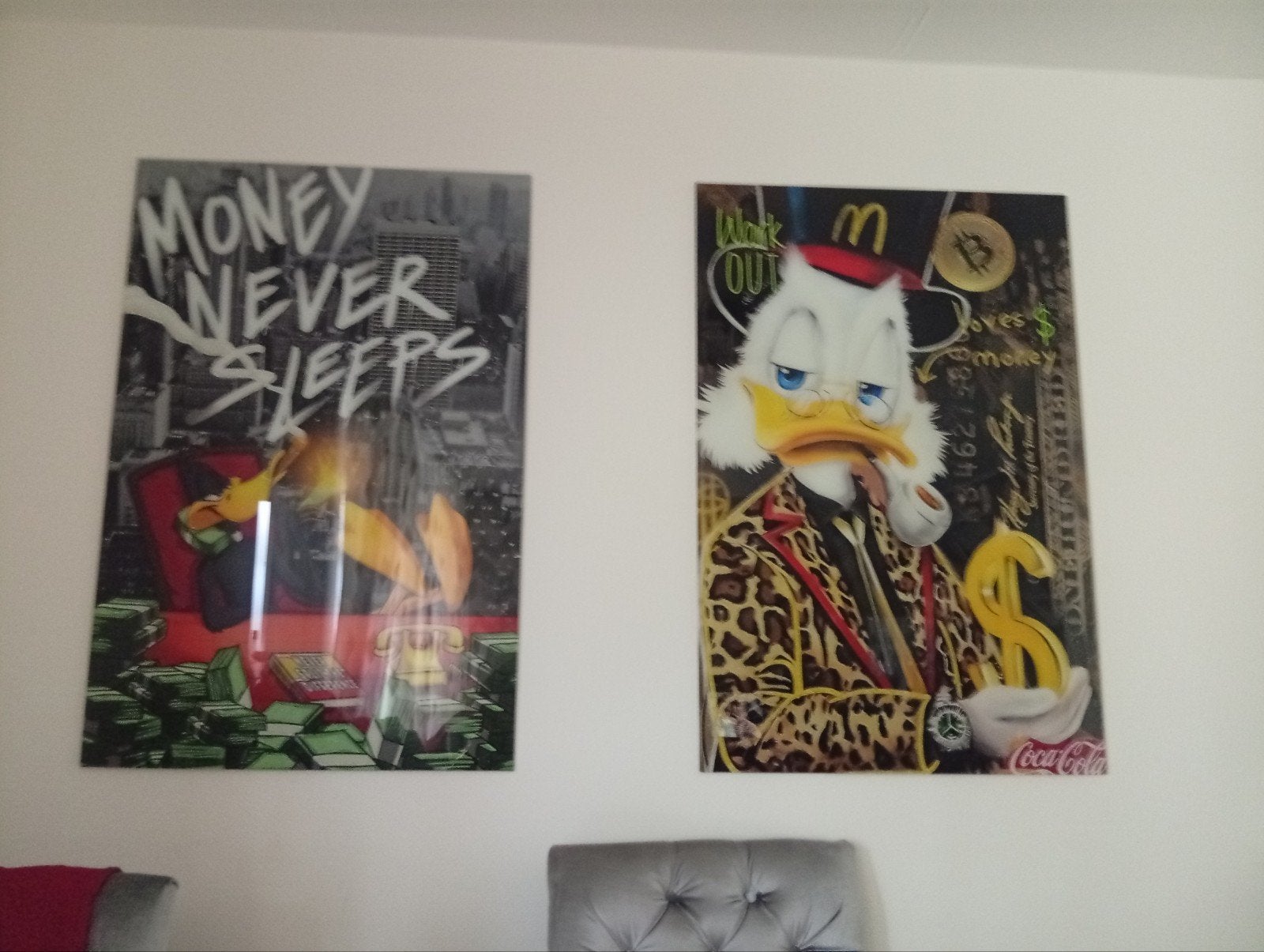 Twee glazen schilderijen: Money Never Sleeps & Dagobert Duck, Ophalen
