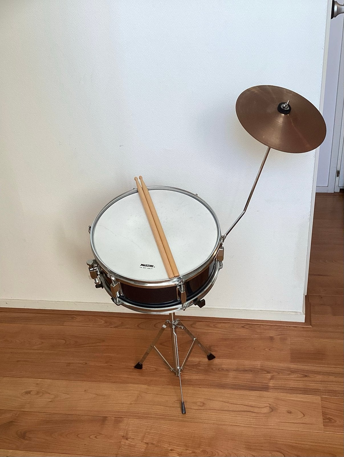 Snaredrum (Maxtone) met standaard, bekken en drumstokken, Ophalen, Zo goed als nieuw, Overige merken