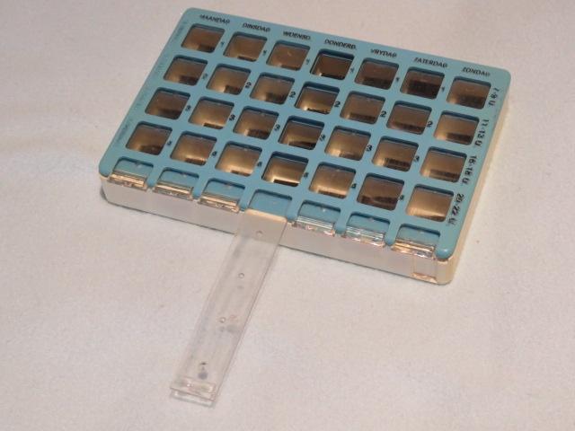 Pillendoos met 7x4 vakjes met dagen en tijden, Ophalen of Verzenden, Gebruikt