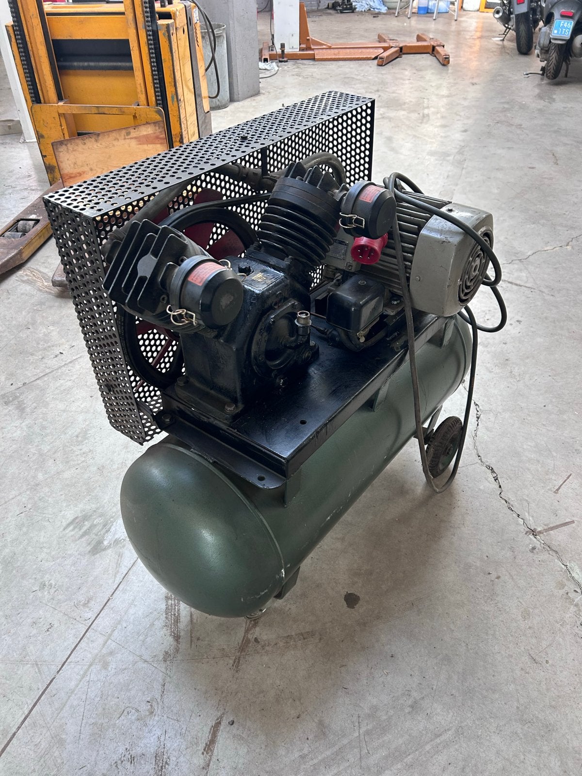 De Backers Compressor 500 L/min, 10 bar, 100L tank, Doe-het-zelf en Verbouw, Ophalen, Gebruikt, 400 tot 800 liter/min, Mobiel