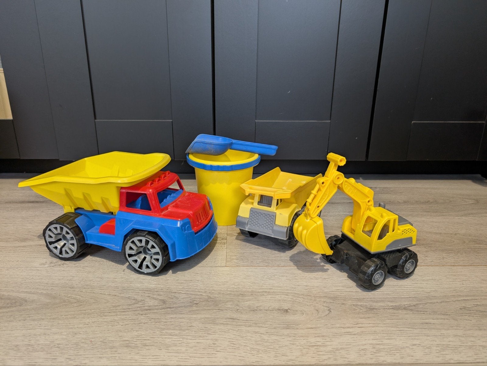 Zandbakset: 2 kiepwagens, graafmachine, emmer en schep, Ophalen, Gebruikt
