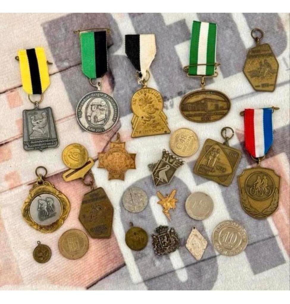 Diverse 22 medaille lintjes munten wielrennen vierdaagse ect, Ophalen of Verzenden, Nederland