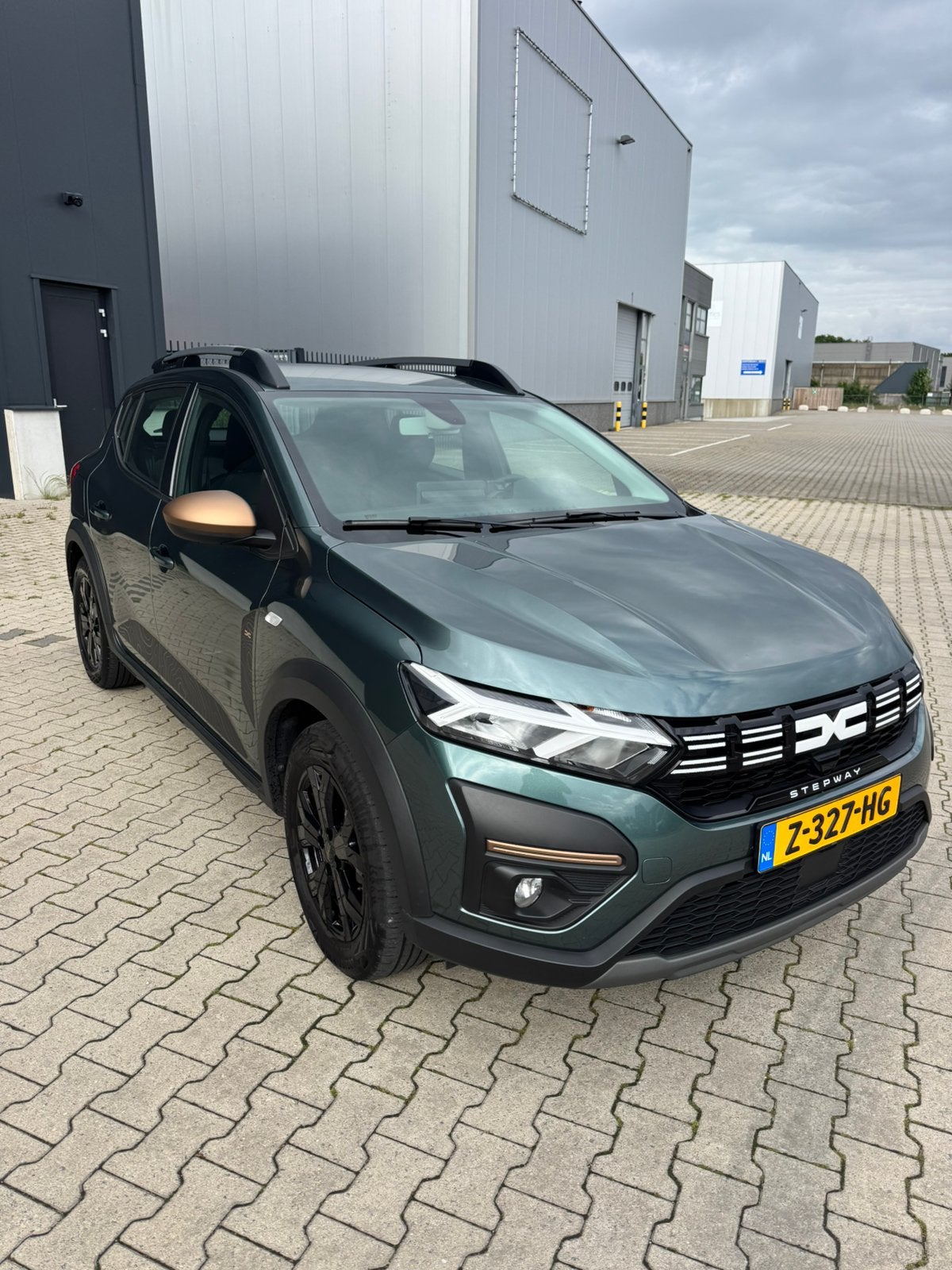 Dacia Sandero 1.0 TCe 100pk Bi-fuel GPF 2024 Groen, Auto's, Voorwielaandrijving, Handgeschakeld, Particulier, 1100 kg