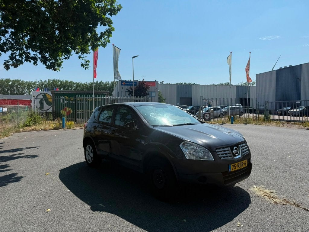 VANDALISEME  SCHADE Nissan Qashqai 1.6 MET RAAM SCHADE, Auto's, Voorwielaandrijving, 15 km/l, Zwart, 4 cilinders