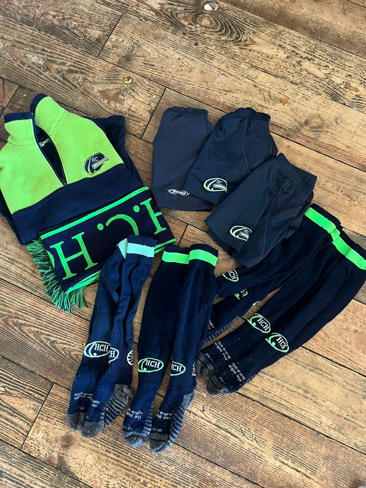 HCH hockey kleding, sokken, rokjes en trui/sjaal, Kinderen en Baby's, Kinderkleding | Mutsen, Sjaals en Handschoenen, Ophalen of Verzenden